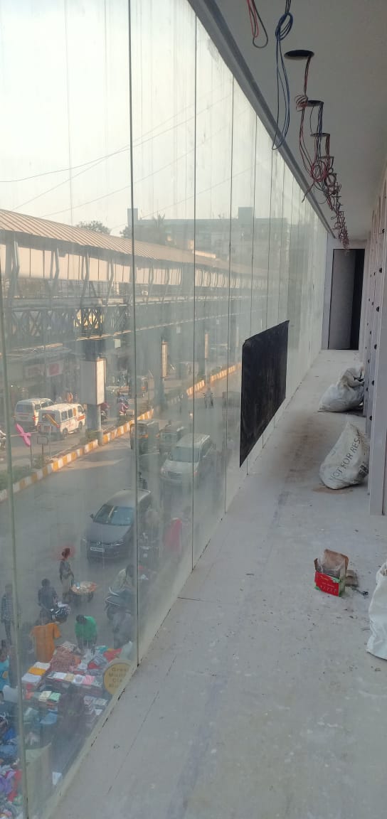 Glass facade corridor before cleaning